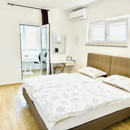 Apartmani Marco,Lukas,Patrick,David,Blizu Centra I Mora Sa Free Privatnim Parkingom พูลา ภายนอก รูปภาพ